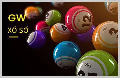 Bàn chơi Poker với các quân bài và chip cược tại 8kbe